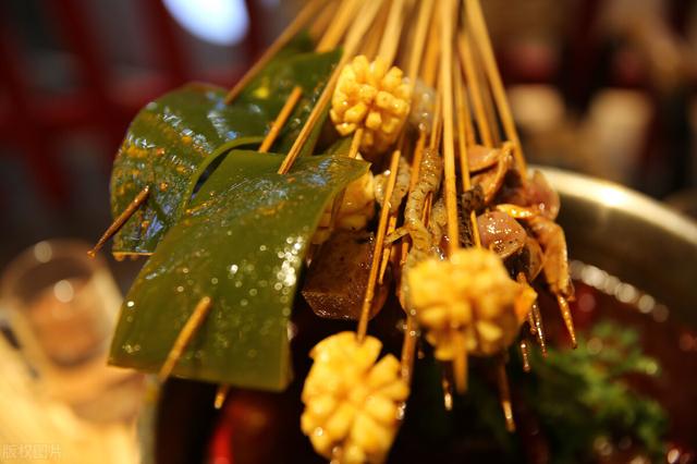 串串香挣钱吗多大的利润（串串香店靠饮料免费送活动年赚80万）-青简副业网